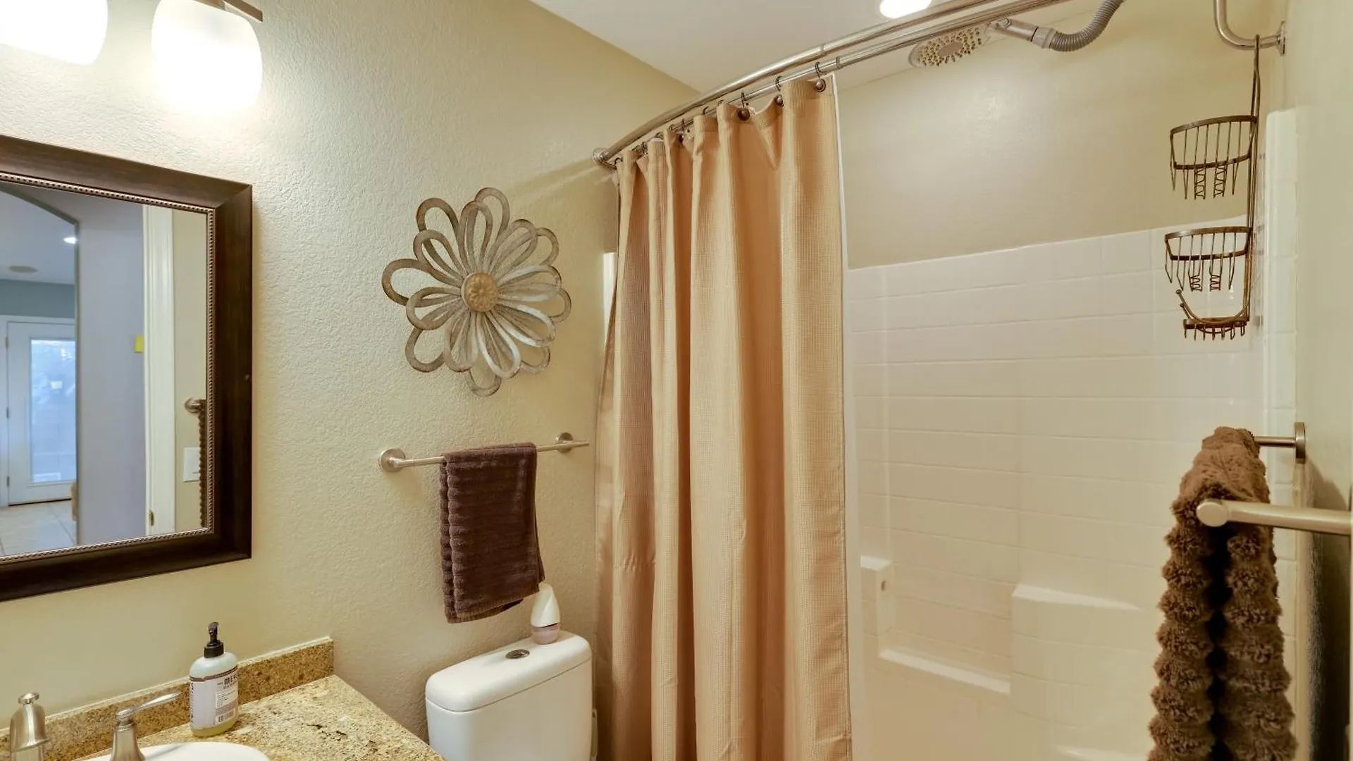 Family-Friendly Glendale Home With Private Yard Phoenix