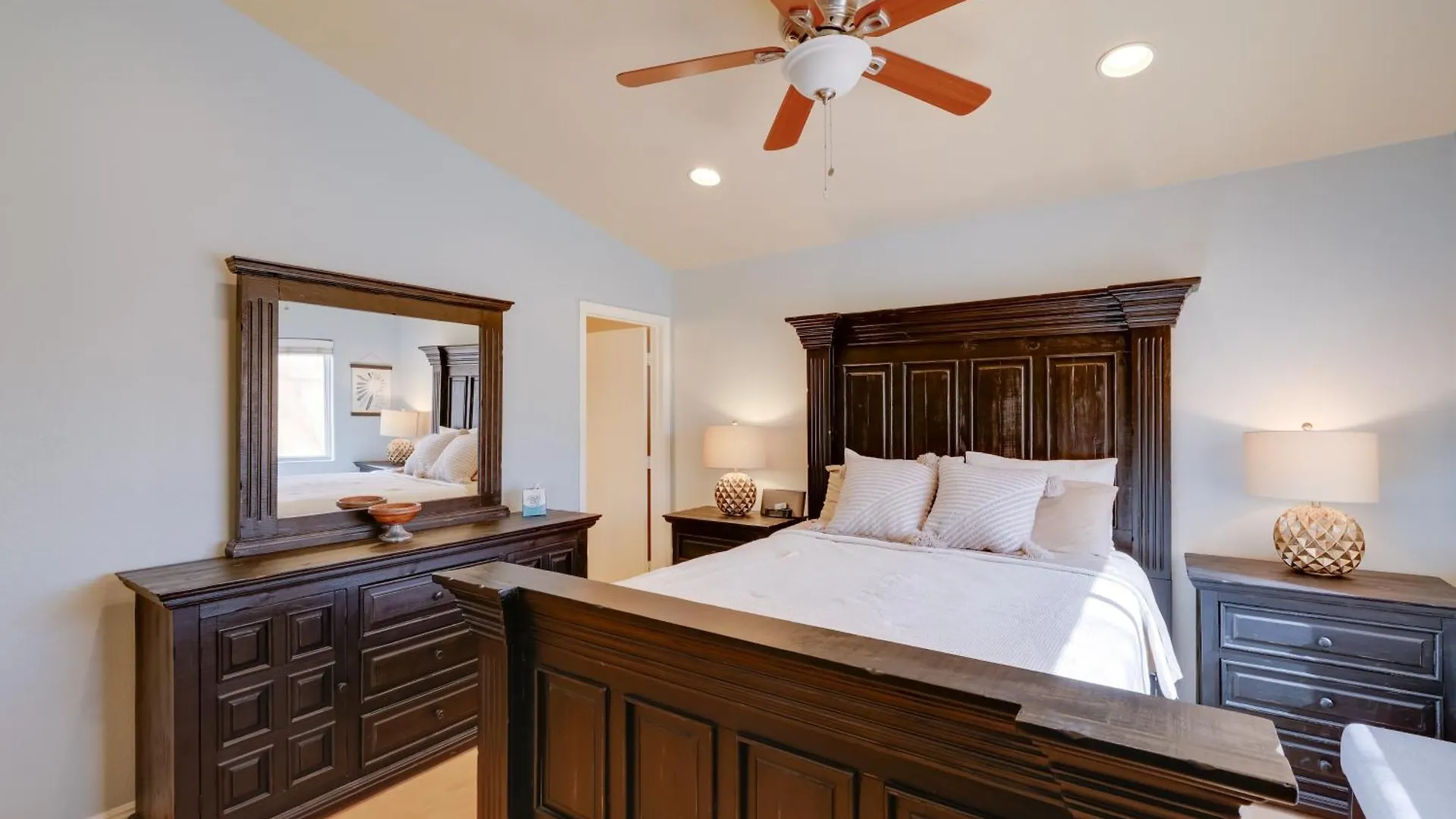 Family-Friendly Glendale Home With Private Yard Phoenix Holiday home